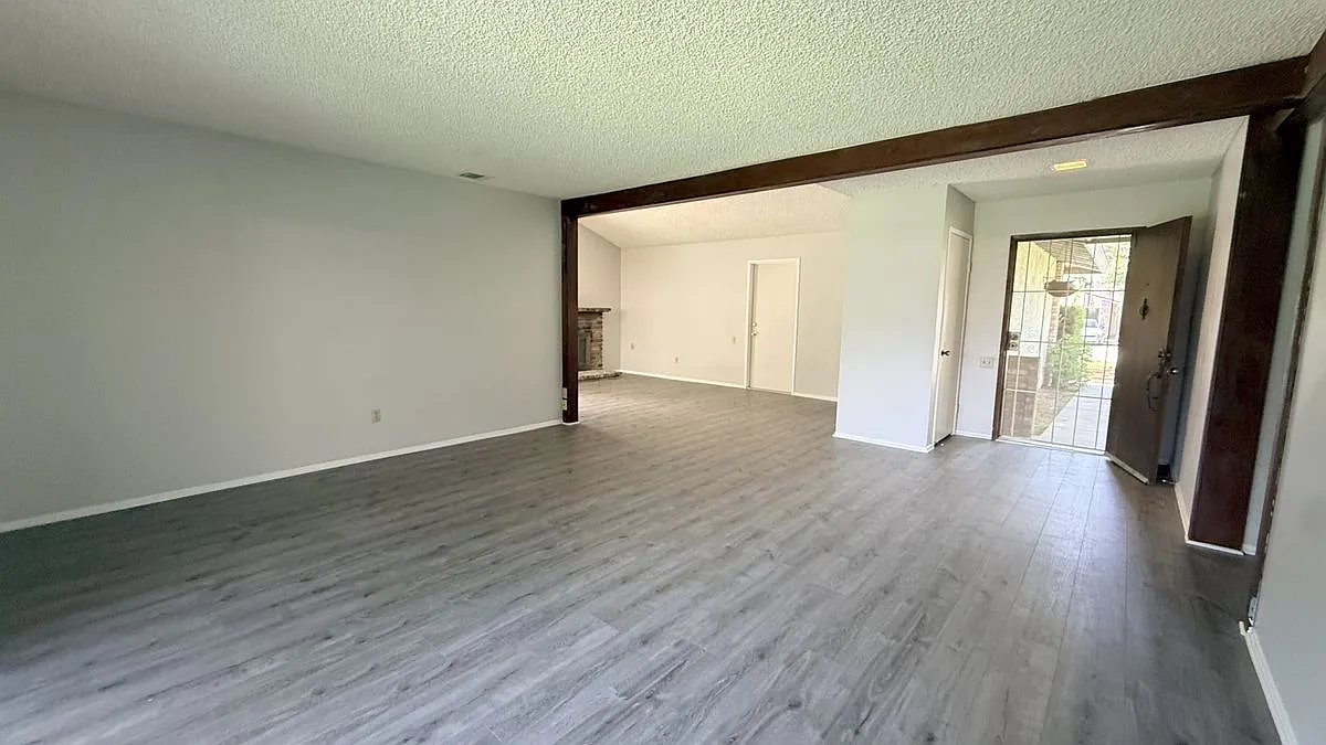 3 bed, 2.0 bath, 1350 sqft, $3,000 — Photo 3