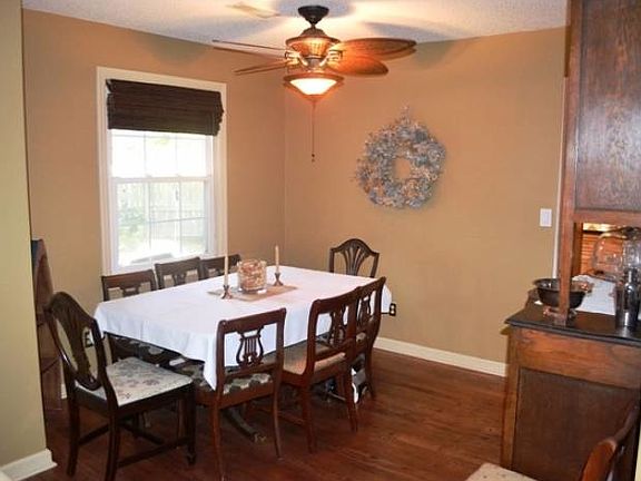 Dining area off kitchen