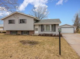 1049 Glencrest Ct, Saukville, WI 53080
