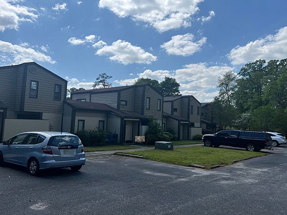 3rd image of 500 Woodland Dr APT 28