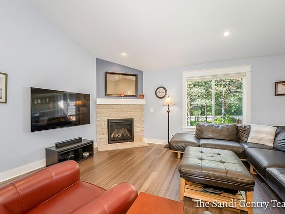 5th image of 12585 Canterbury Ct