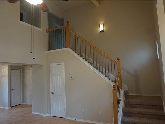 5th image of 905 Canary Ln