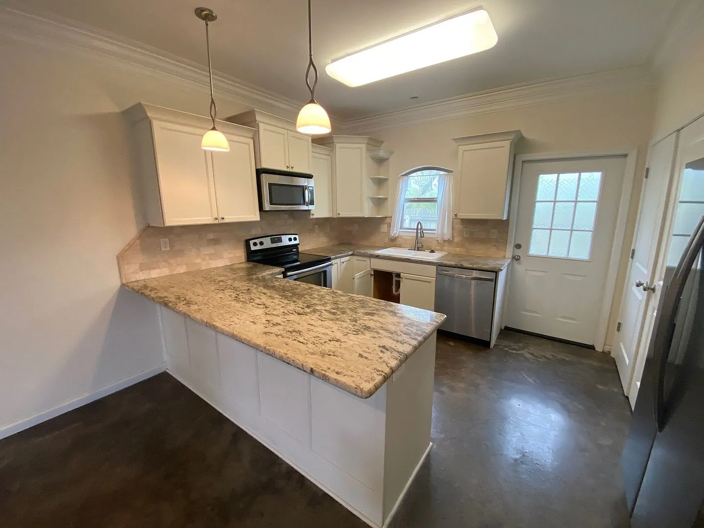 Gorgeous 2br/2.5ba Townhome Located Off Of Kaliste Saloom Rd Near Ambassador — Photo 2