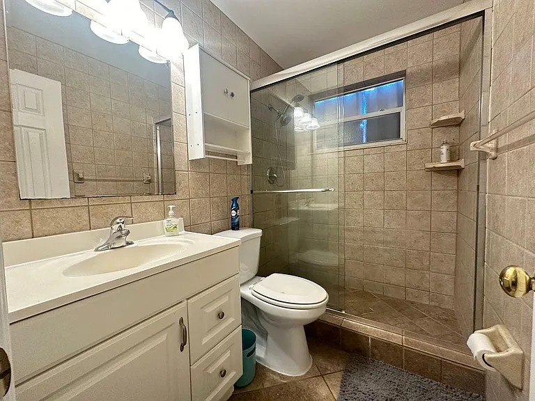740 NE 37th St #B — Photo 25