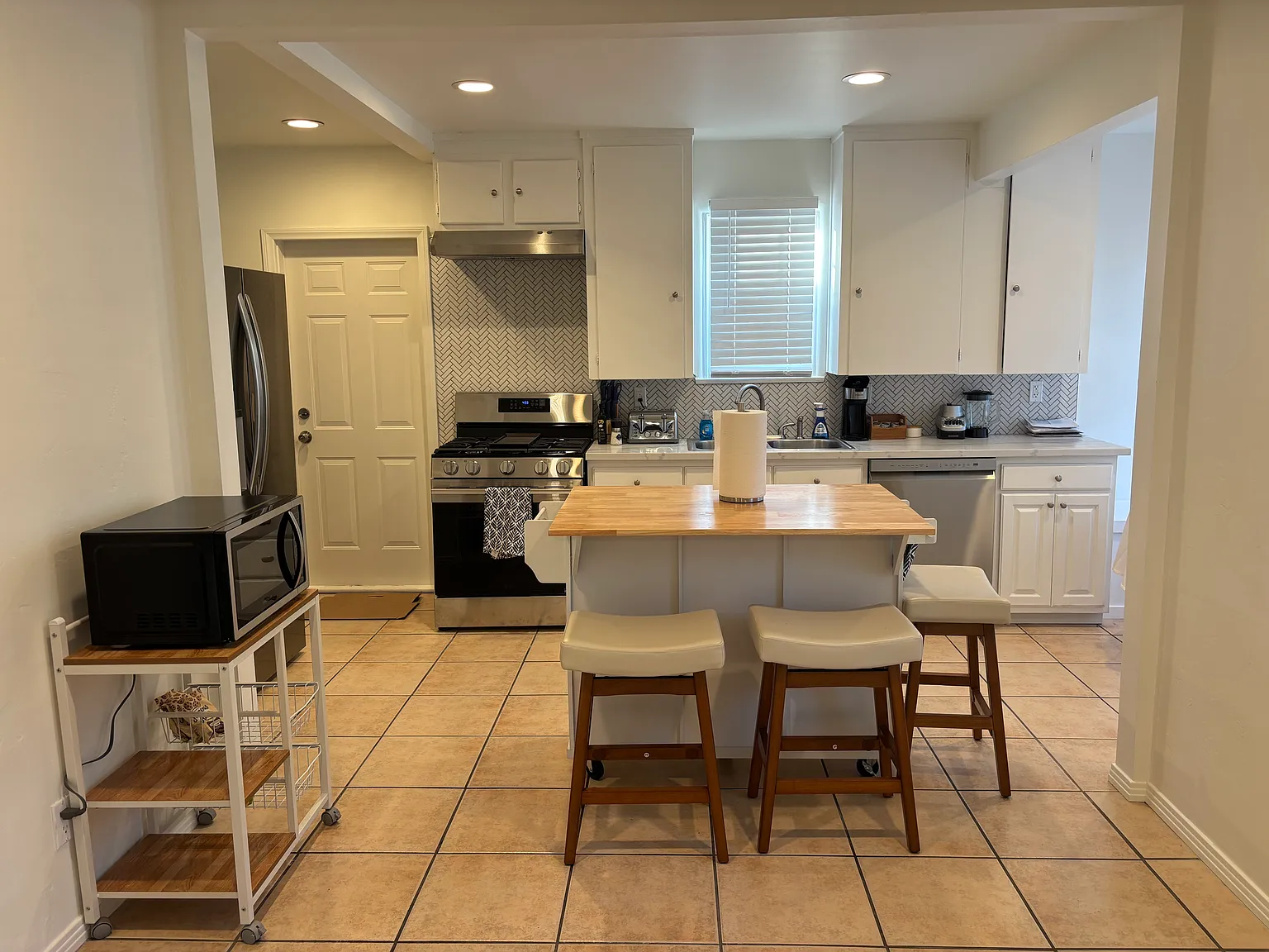 3 bed, 1135 sqft, $3,400 — Photo 4