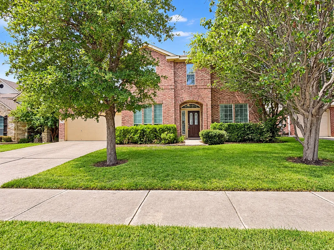 3 bed, 2.5 bath, 2470 sqft, $2,100 — Photo 2
