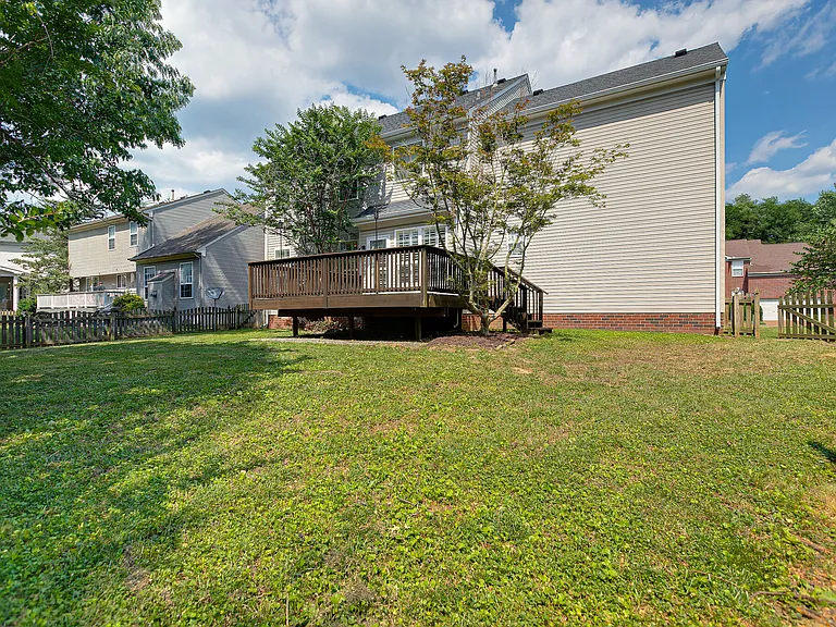 307 Devonshire Dr — Photo 24