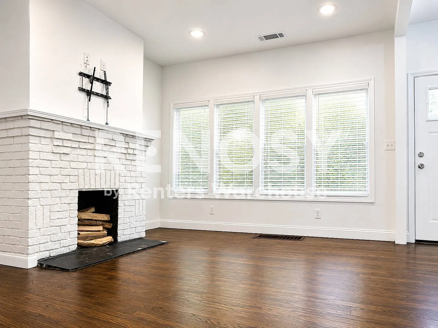 Renovated 3BR/2BA Bungalow in Sought-After Westview — Photo 3