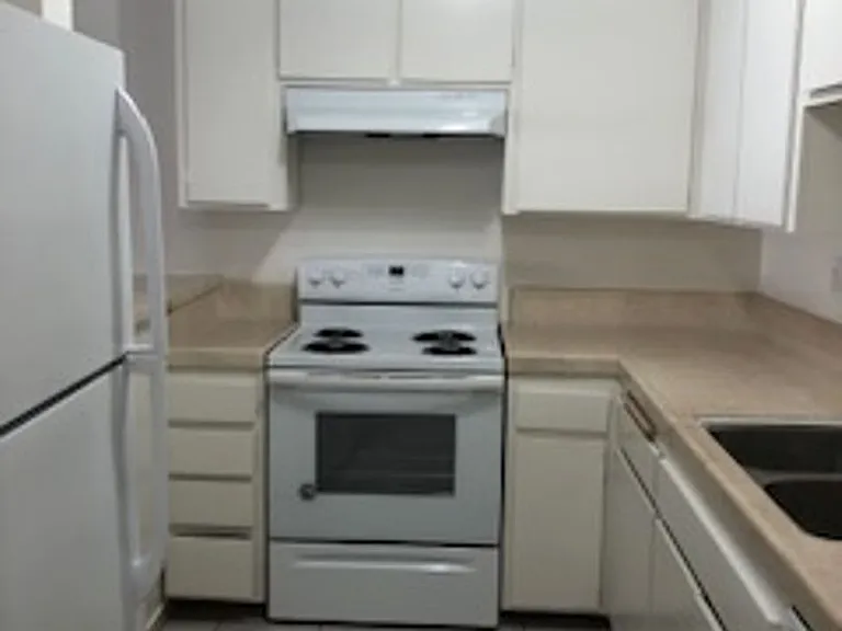 1820 S Bentley Ave — Photo 9