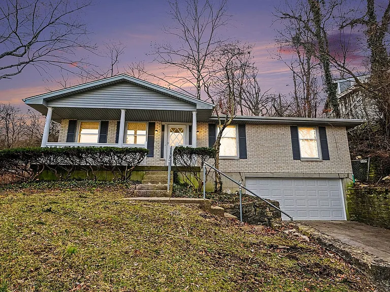 334 Hyde Park Dr — Photo 2
