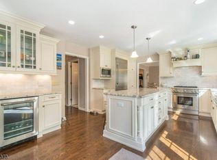 5 Fieldstone Dr, Clinton, NJ 08809