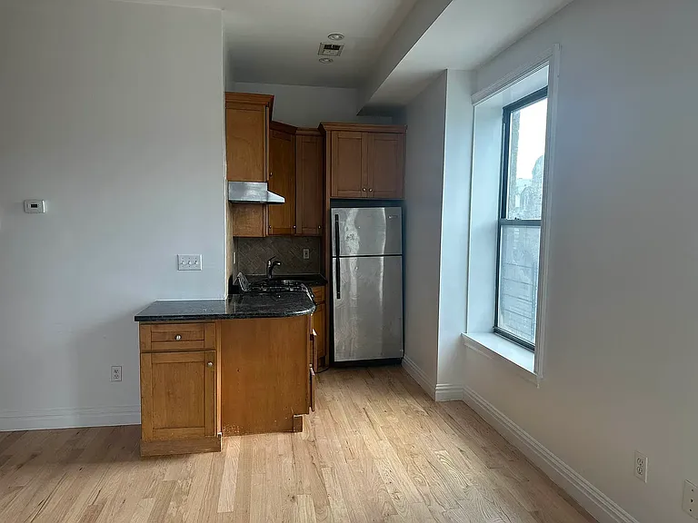 214 21st St #4R — Photo 4