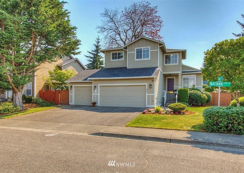 Wonderful neighborhood in desirable Lakeland. Nice street appeal.  Roof is 3 yrs old.  3 car garage has a fabulous epoxy floor & built in mezzanine for extra storage. It's also wired for a generator.