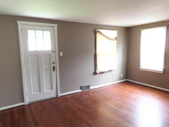 3rd image of 823 Cambridge Ave