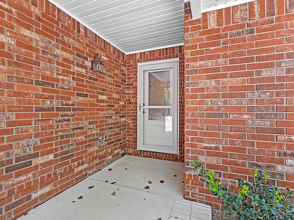 5th image of 99 Buckingham Dr