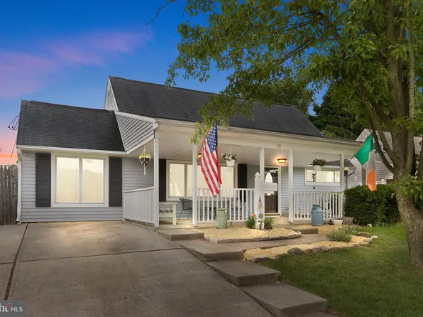 10 Kindle Ln, Levittown, PA 19055