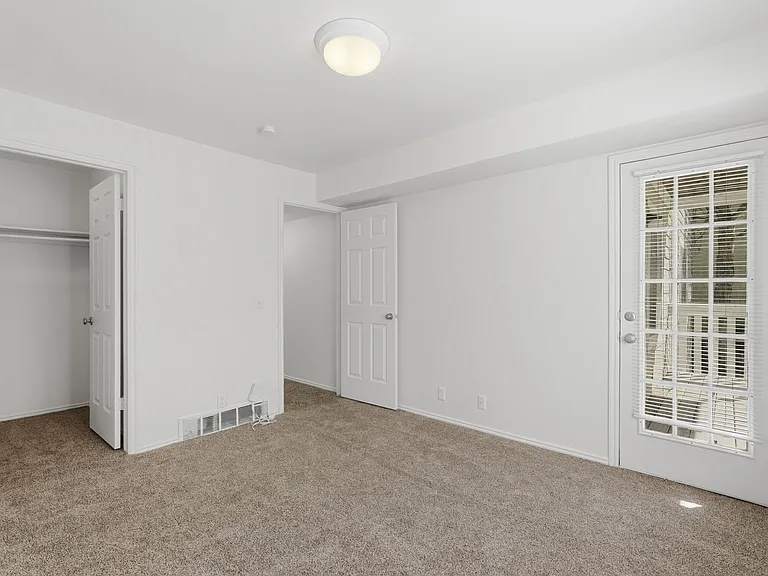 Woods Crossing Apartments — Photo 22