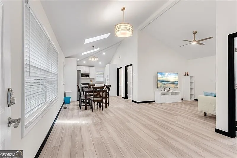 2 bed, 2.0 bath, 1405 sqft, $2,300 — Photo 3
