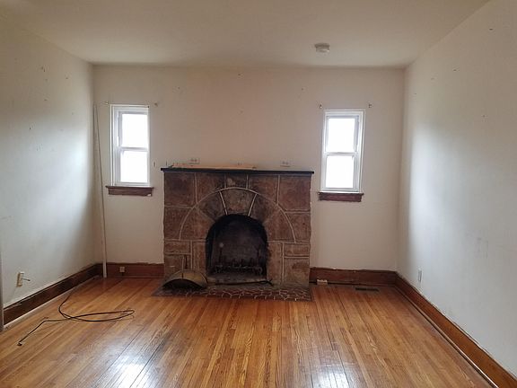 3rd image of 942 Crescent St NW