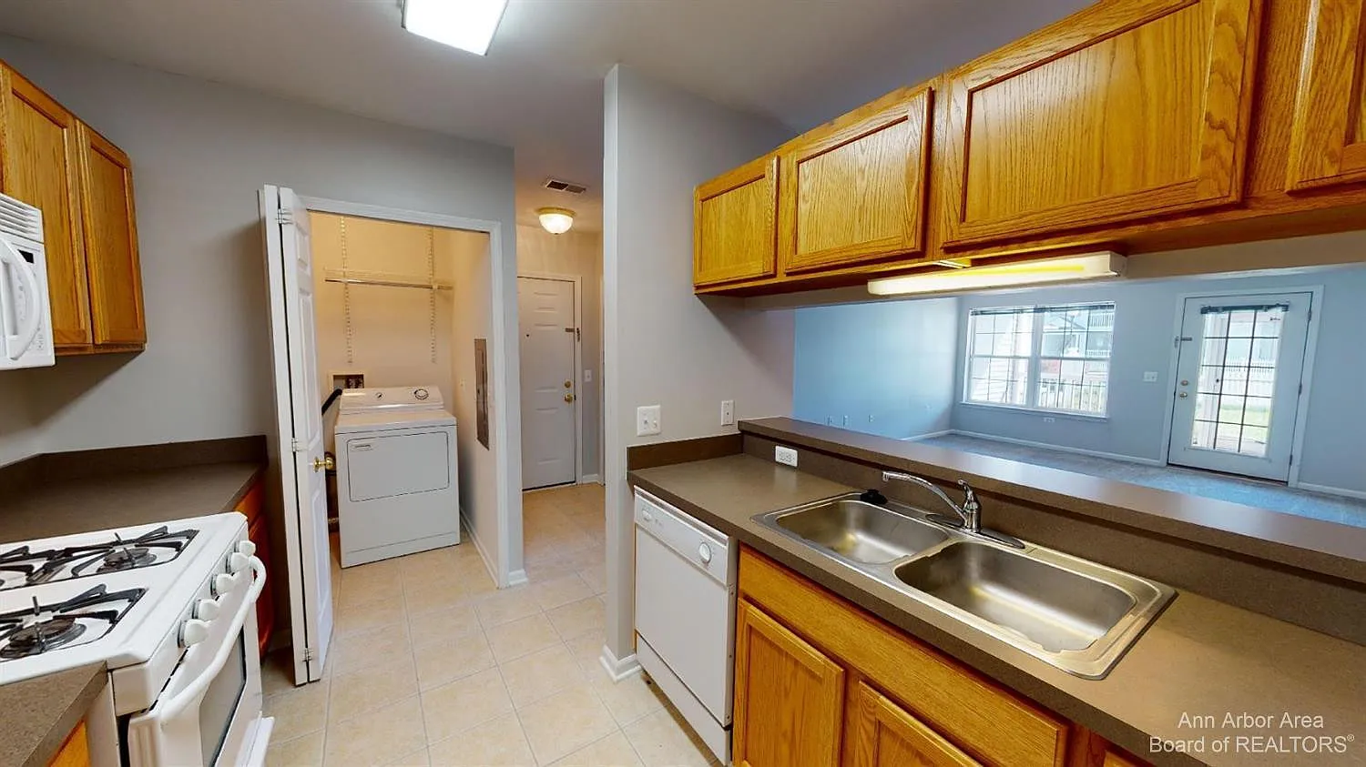 2 bed, 2.0 bath, 1094 sqft, $2,100 — Photo 3