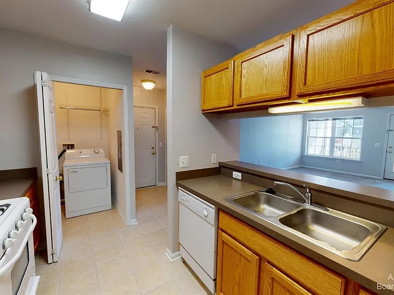 2785 S Knightsbridge Cir — Photo 3
