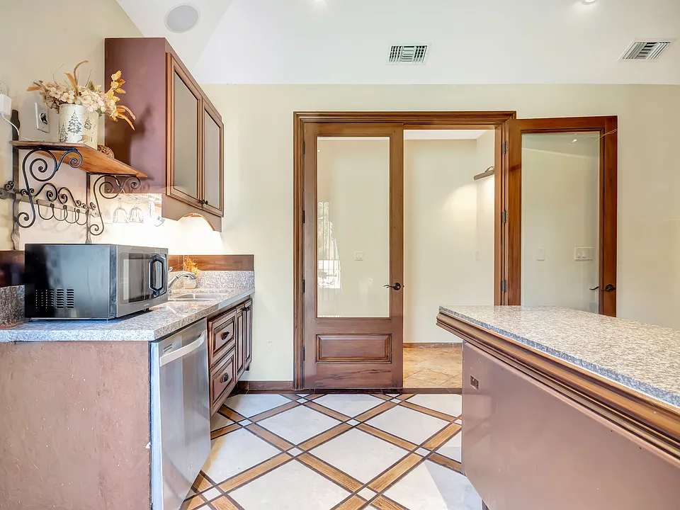 44 Hackamore Ln