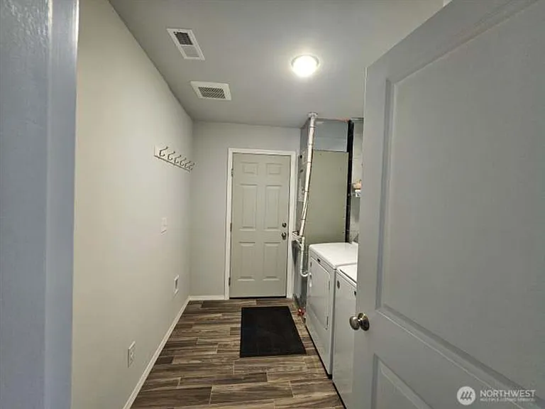 1045 Tonquin Ave SW — Photo 18