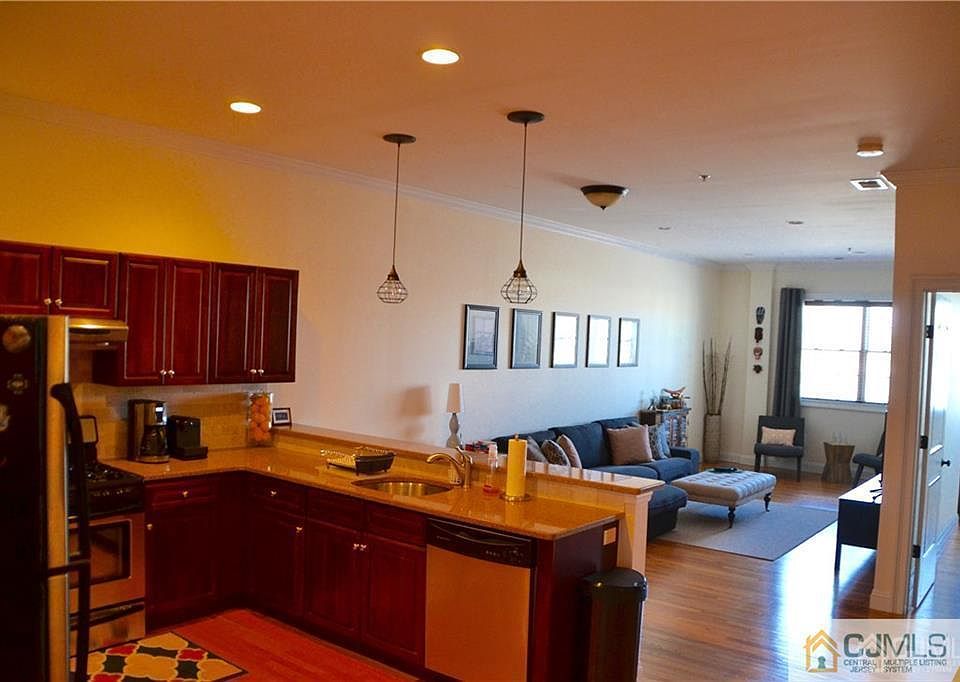 2nd image of 547-547 Sayre Ave #202