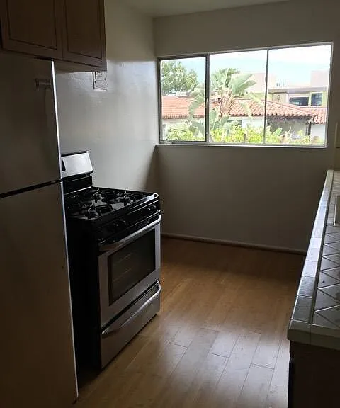 1479 N Havenhurst Dr #4 — Photo 16