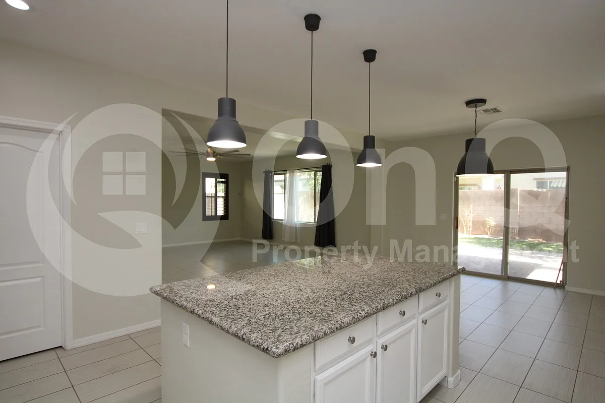 5 bed, 3.0 bath, 2780 sqft, $2,999 — Photo 3