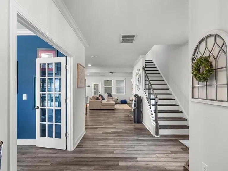 6413 Archwood Ave — Photo 2