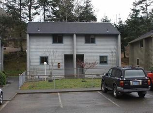 94286 11th St APT 4, Gold Beach, OR 97444
