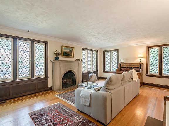 4th image of 7356 Kingsbury Blvd