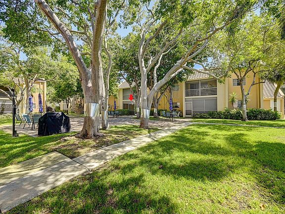 2nd image of 959 SE 2nd Ave APT 114