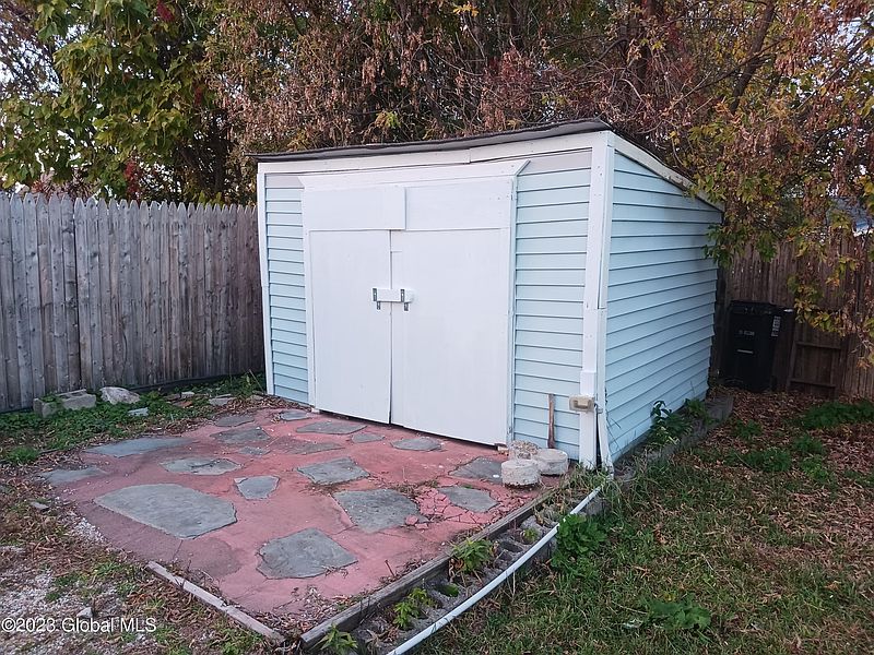 4th image of 1071 Laura Street