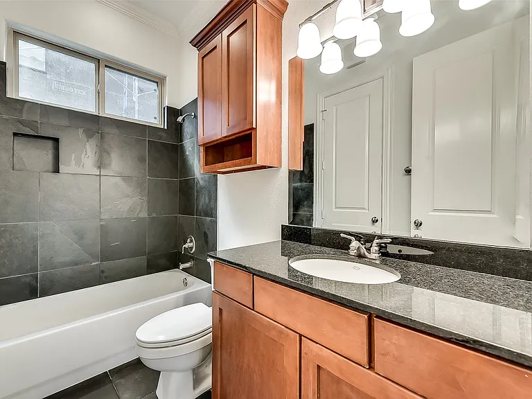 2606 N Henderson Ave #A — Photo 8