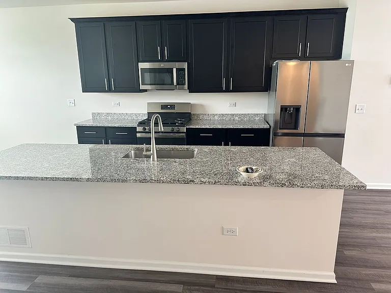 1601 Albany St — Photo 12