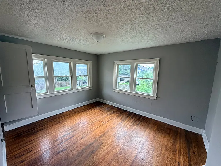 143-145 N Roys Ave — Photo 6
