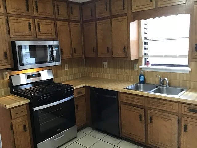 3 bed, 1872 sqft, $1,800 — Photo 3