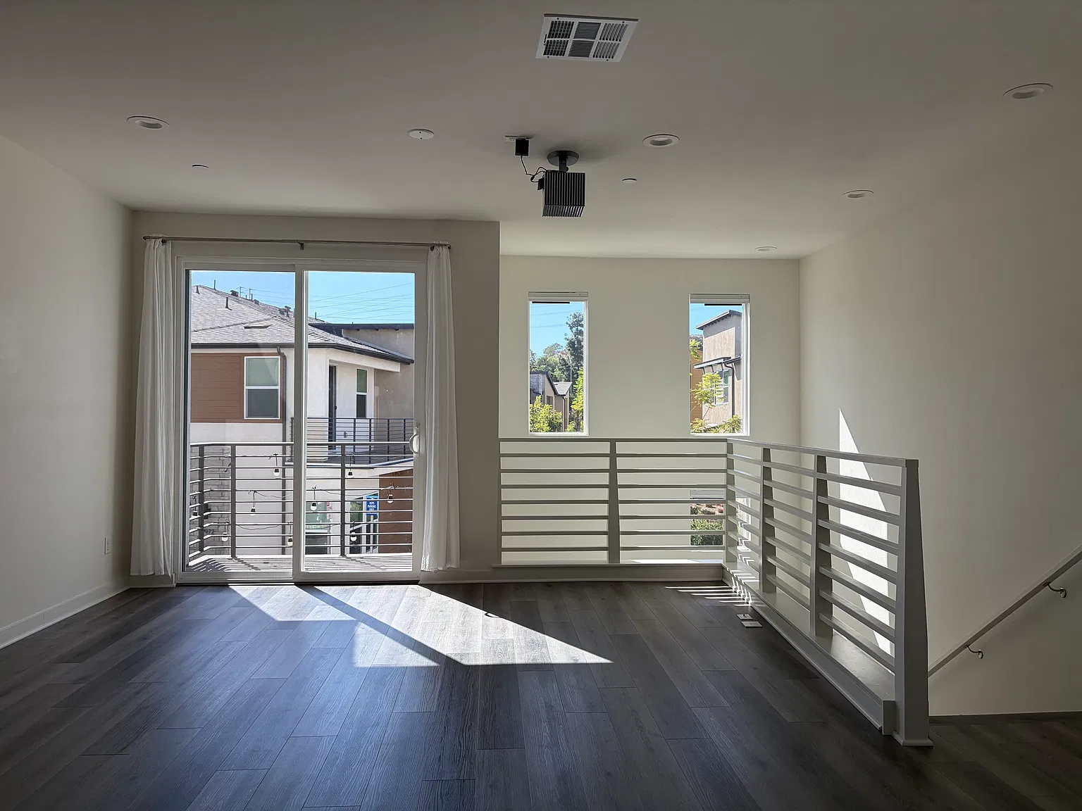 3 bed, 3.5 bath, 1618 sqft, $5,250 — Photo 2