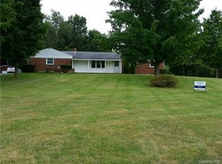 8076 Overpine Dr, Clarkston, MI 48348