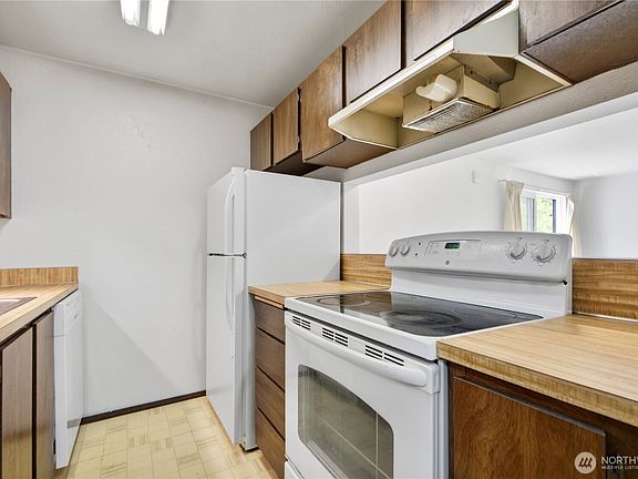 4th image of 9558 Greenwood Avenue N #309