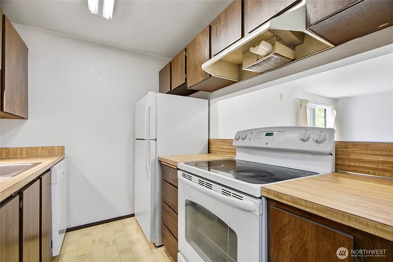 4th image of 9558 Greenwood Avenue N #309