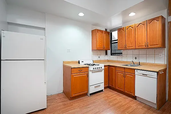 Rented by Waldstar Real Estate LLC | media 16