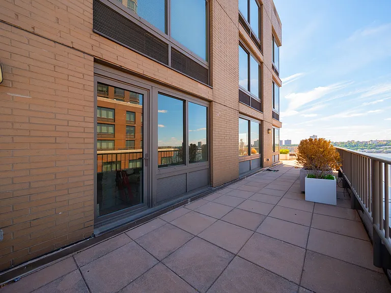 160 Riverside Blvd #18A — Photo 6