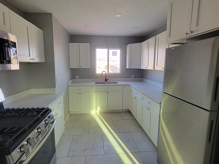 430 Corregidor Ave #B — Photo 8