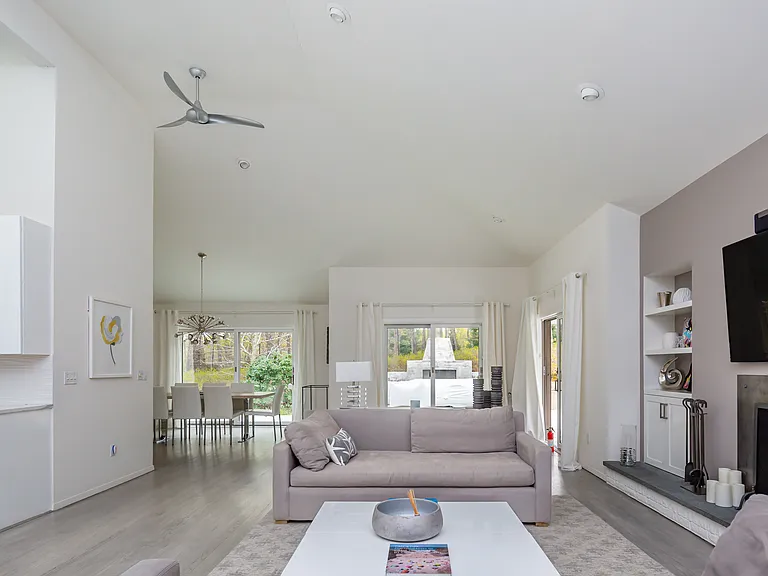 15 Jonathan Dr — Photo 5