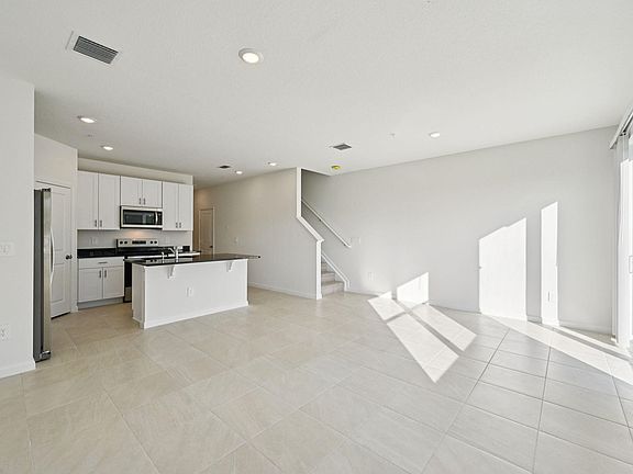 4th image of 654 Salisbury Circle