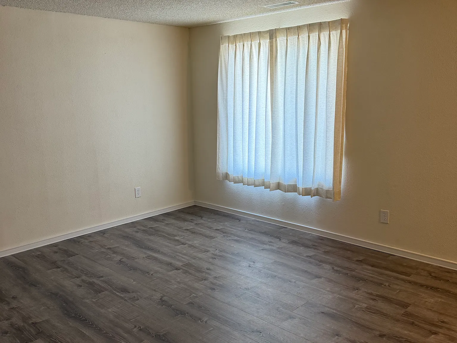 2 bed, 1.5 bath, 1000 sqft, $1,100 — Photo 2