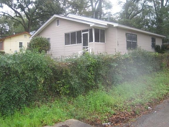 3rd image of 1323 Central St
